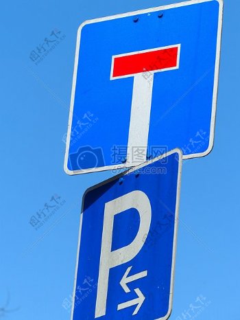蓝色的交通指示牌
