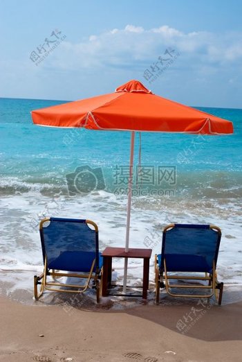沙滩上的凉椅