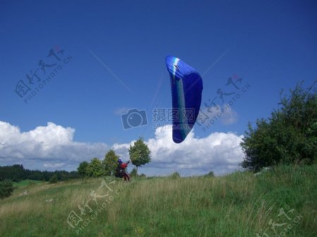 草地上的滑翔伞