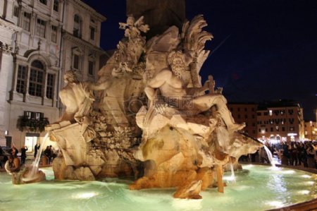 夜晚的喷泉雕塑