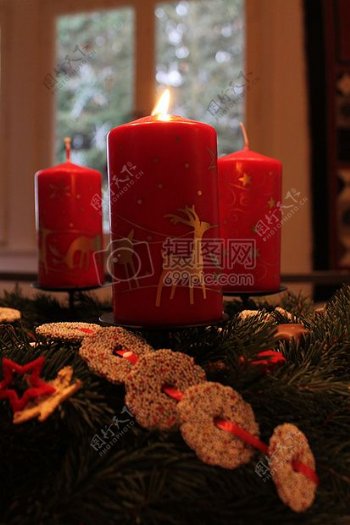 圣诞树上印着麋鹿的红烛