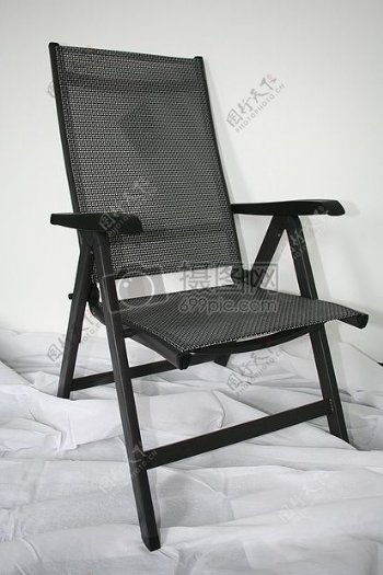 墙角的黑色木椅