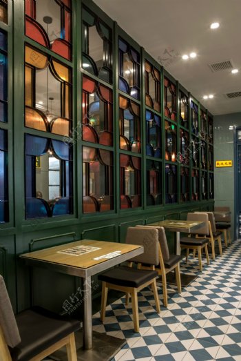 现代时尚彩色玻璃深绿色背景墙餐厅工装图