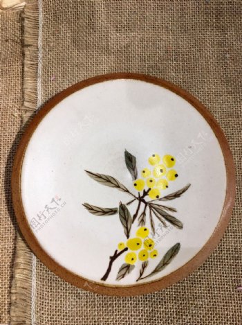 瓷器盘花卉彩釉传统文化