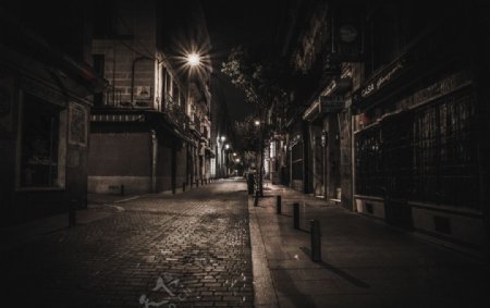 夜色下静悄悄的街道