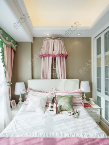 现代粉嫩卧室粉色床罩室内装修效果图