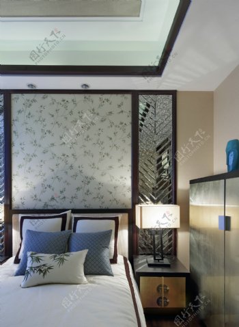 现代时尚花纹背景墙卧室室内装修效果图
