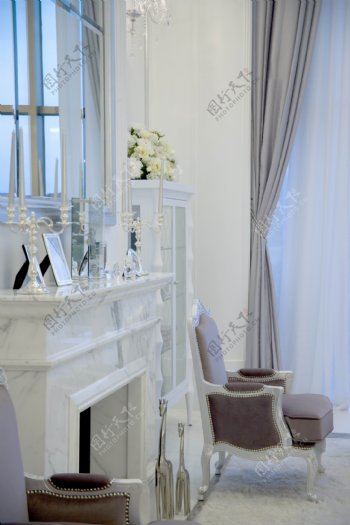 现代简欧客厅白色吊顶装修效果图