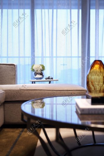 现代简约客厅沙发茶几窗帘装修效果图
