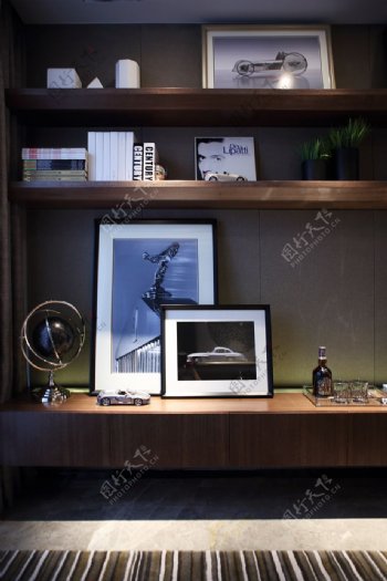 现代简约原木书桌照片装饰效果图