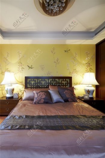 简约轻奢现代居家风格卧室中式花鸟壁纸别墅效果图设计