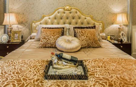 欧式奢华富贵卧室金色床头室内装修效果图