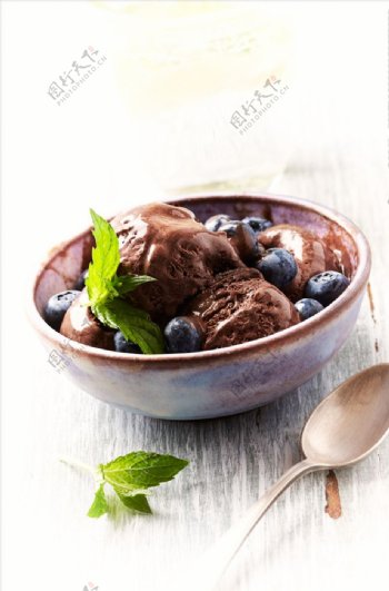 蓝莓水果巧克力冰淇淋