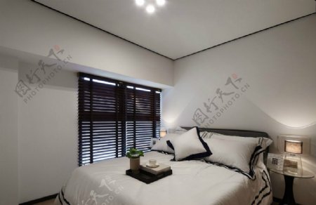 现代纯净卧室白色背景墙室内装修效果图