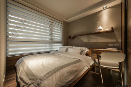 现代温馨卧室白色百叶窗室内装修效果图