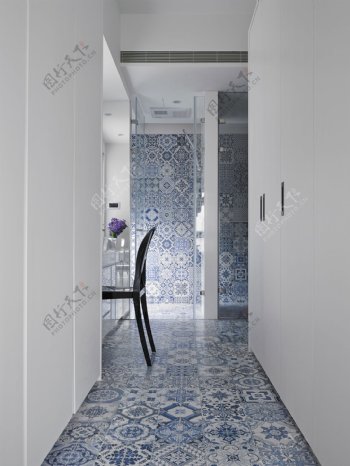 现代时尚客厅青花瓷图案地板室内装修效果图