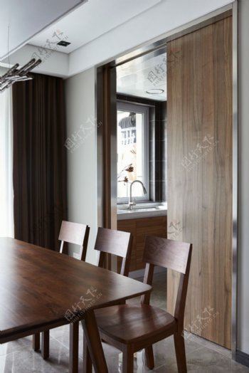 现代雅致客厅褐色推拉门室内装修效果图