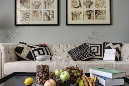 现代时尚条纹沙发客厅室内装修效果图