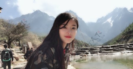 西藏旅游的姑娘