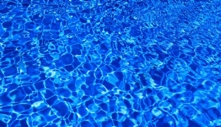 蓝蓝的池水