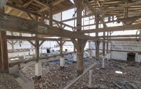 砖木结构废弃的厂房