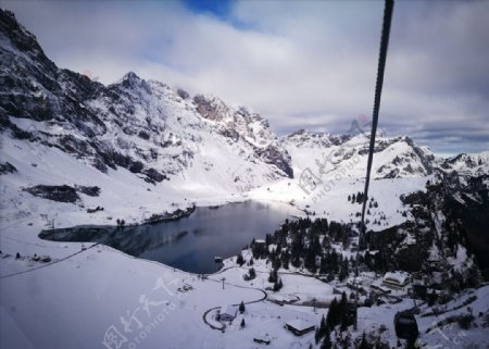 雪山上的湖泊