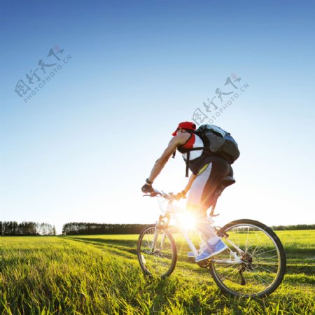 骑自行车旅行的人物高清