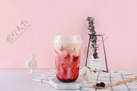 草莓果酱酸奶
