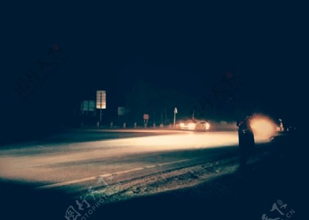 夜色下路上的灯光