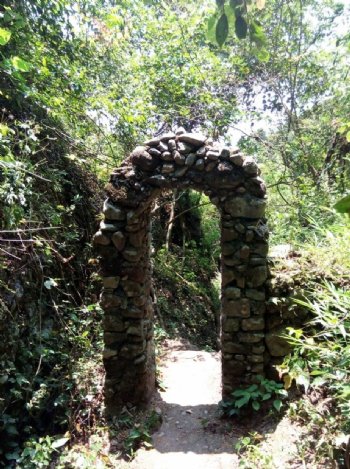 霍山登山道的石拱门