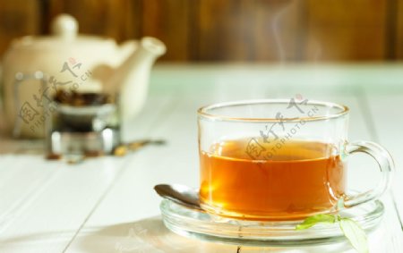 茶壶茶叶与冒着热气的茶水