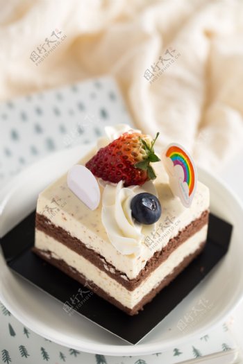 甜点草莓奶油蛋糕实物图摄影图