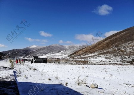 四川甘孜州稻城雪山蓝天