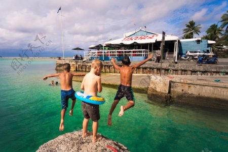 热带海岛小孩跳水玩海