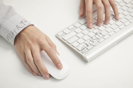 办公桌上使用键盘鼠标