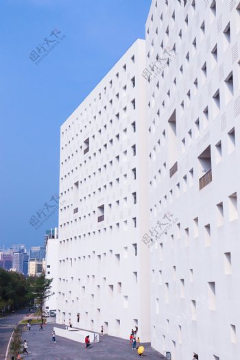 深圳大学白色建筑教学楼蓝色天空人群