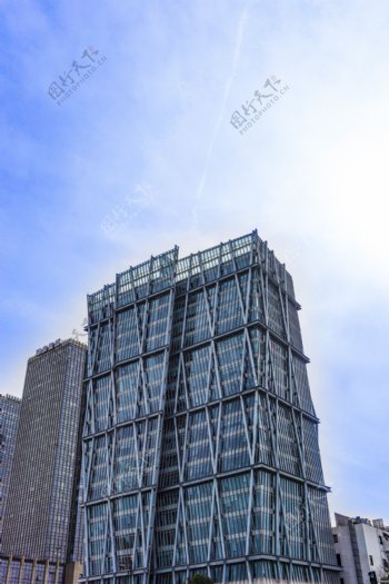 蓝天下城市高楼建筑摄影