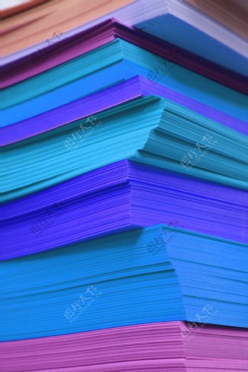 彩色书堆叠起来