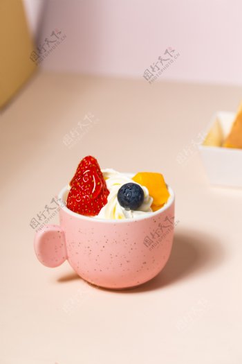摄影图实物图粉色杯子水果蛋糕6