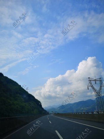 蓝天下的高速路
