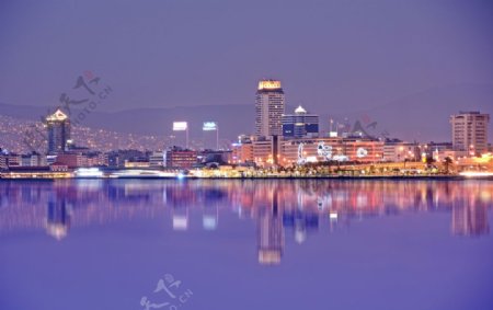 水边城市建筑群夜景