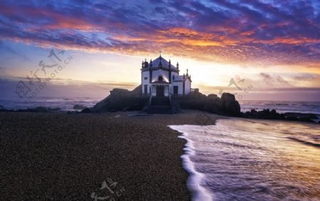 海边教堂晚霞沙滩风景