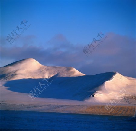 蓝天下的附雪沙漠
