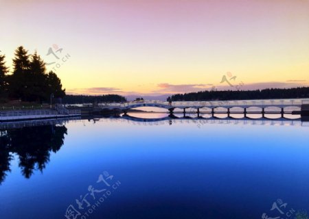 黄昏下美丽的湖泊和拱桥