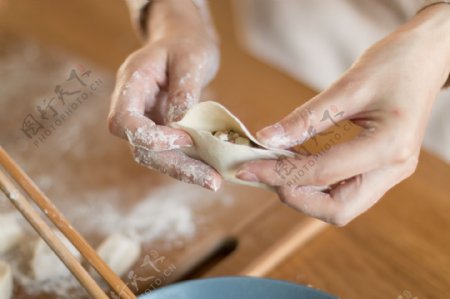 中国传统包饺子