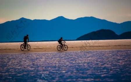 自行车运动骑行湖泊绿道