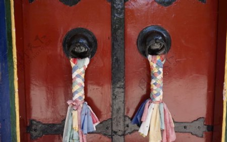 西藏红色的门