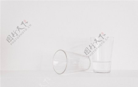 白色背景透明玻璃杯