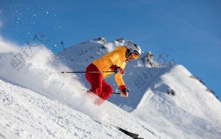 冬季滑冰运动员雪山背景