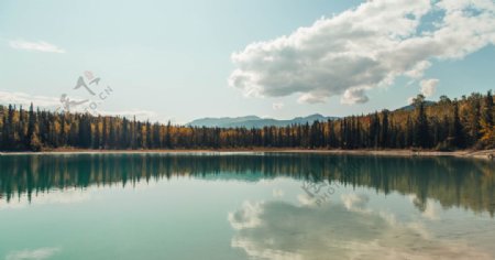 群山森林湖水天空云彩风景